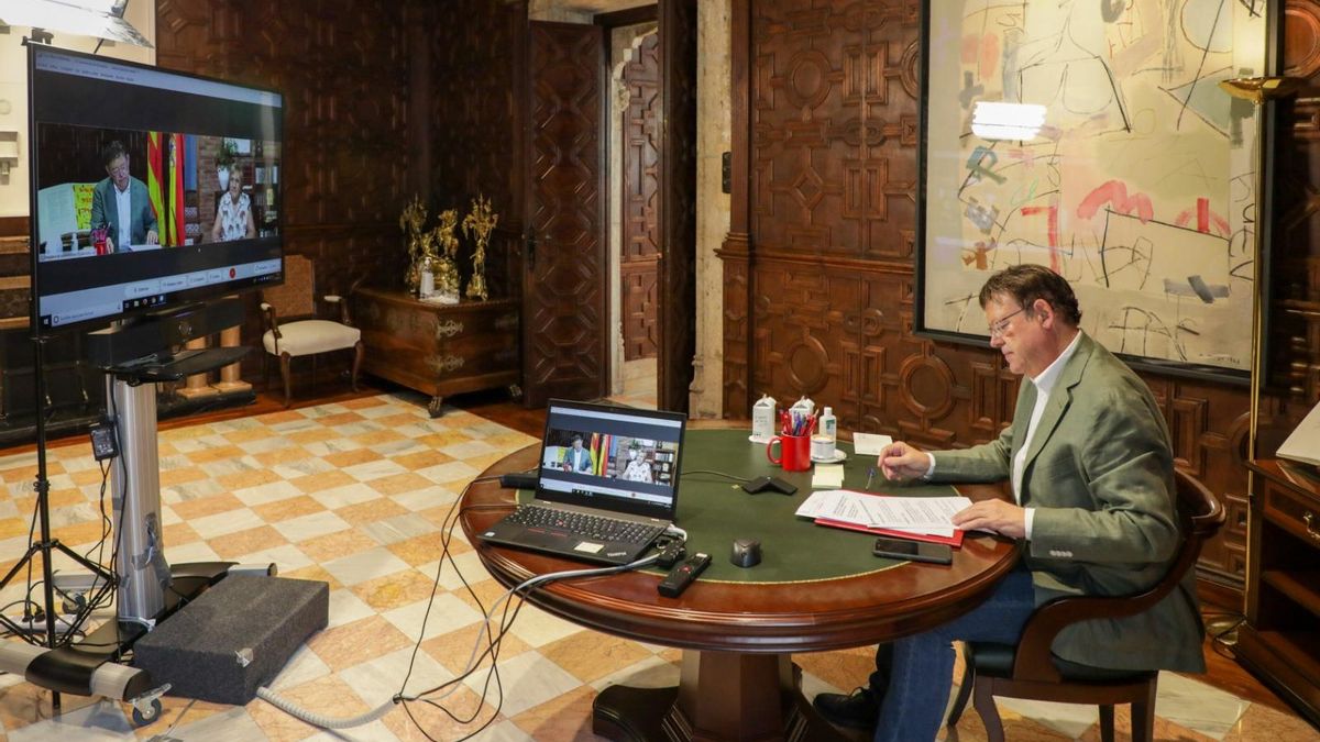 El president Ximo Puig durant la videoconferència amb la conselleria de Sanitat, Ana Barceló.