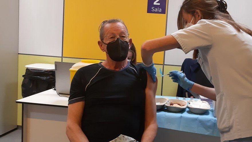 Juan es vacunado con el suero de AstraZeneca en Bilbao en el día en el que se retoman las vacunaciones.