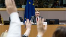 El presidente de la Comisión de Comercio Internacional de la UE (INTA), Bernd Lange, durante una votación del TTIP / Foto: European Parliament