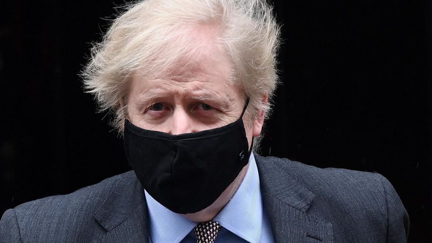BRITAIN POLITICS BORIS JOHNSON QUESTIONS:London (United Kingdom), 03/02/2021.- British Prime Minister Boris Johnson departs 10 Downing Street for Prime Minister Questions at parliament in London, Britain, 03 February 2021. Johnson faces the MPs' weekly question time in the House of Commons. (Reino Unido, Londres) EFE/EPA/ANDY RAIN