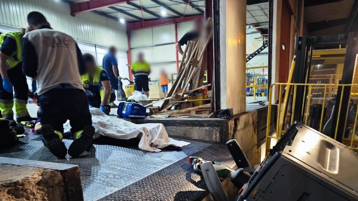 Los bomberos intervienen en el accidente.