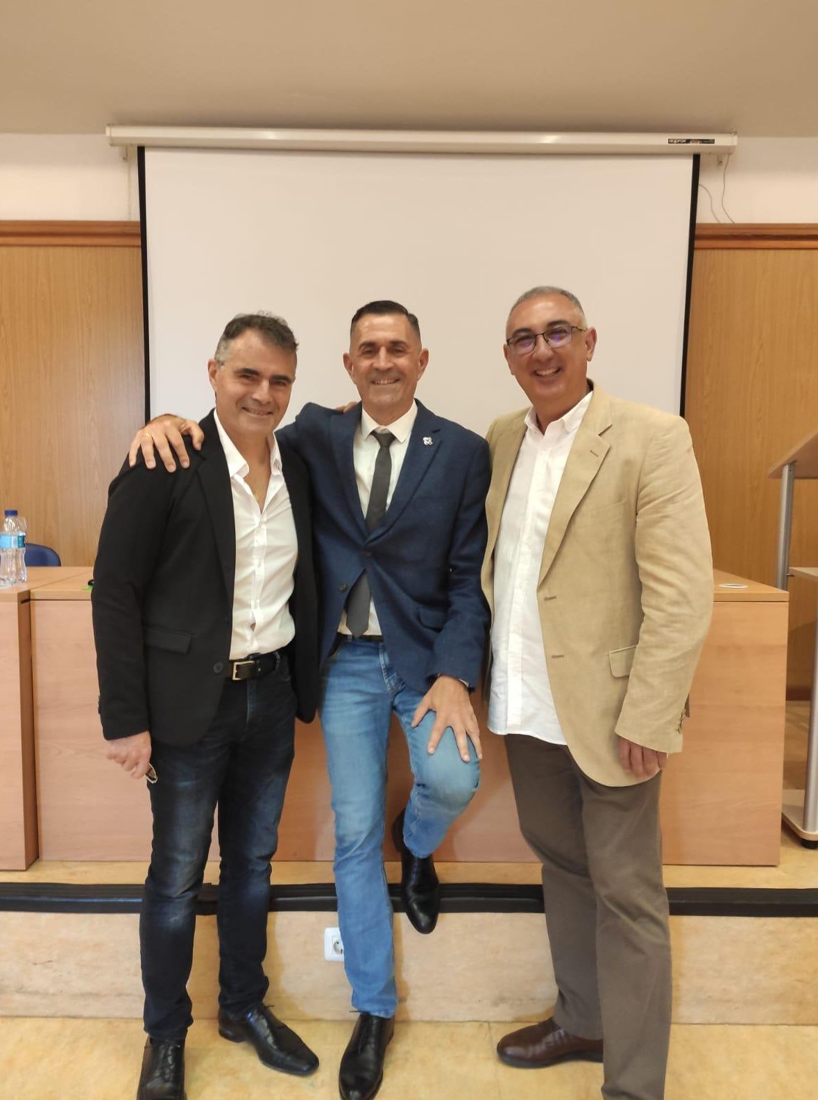 Ramón Cebrián (izquierda), Miguel Ángel Clavijo (centro) y Cristo Hernández, protagonistas de las laudatios del homenaje