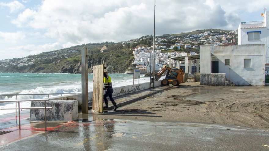 El temporal causa desperfectos en playas de la Costa de Granada