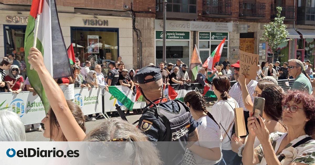Gritos de “Gaza libre”, banderas palestinas y fuerte presencia policial en la etapa de la Vuelta en Valladolid