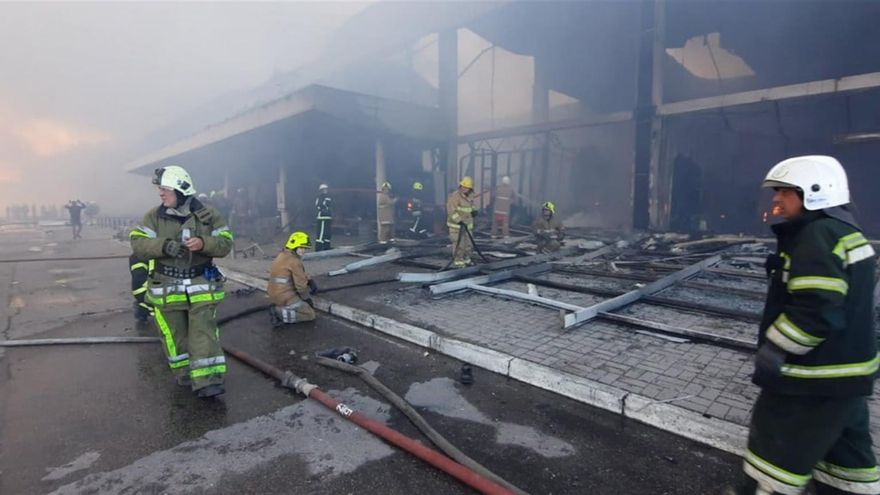 Al menos 18 muertos y decenas de heridos en un ataque ruso en un centro comercial "muy concurrido" en Ucrania