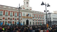 Los taxistas se manifiestan frente a la Puerta del Sol