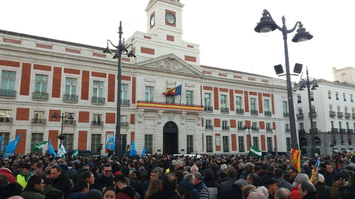 Los taxistas se manifiestan frente a la Puerta del Sol