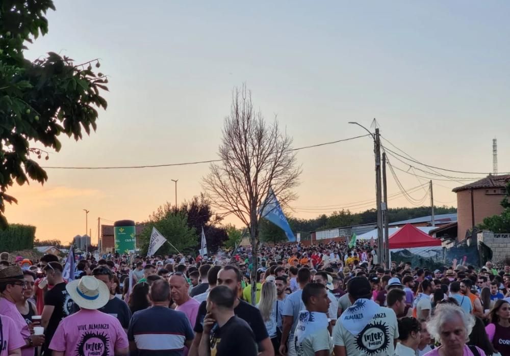 Ambiente de la edición de verano del festival Interpueblos en Almanza.
