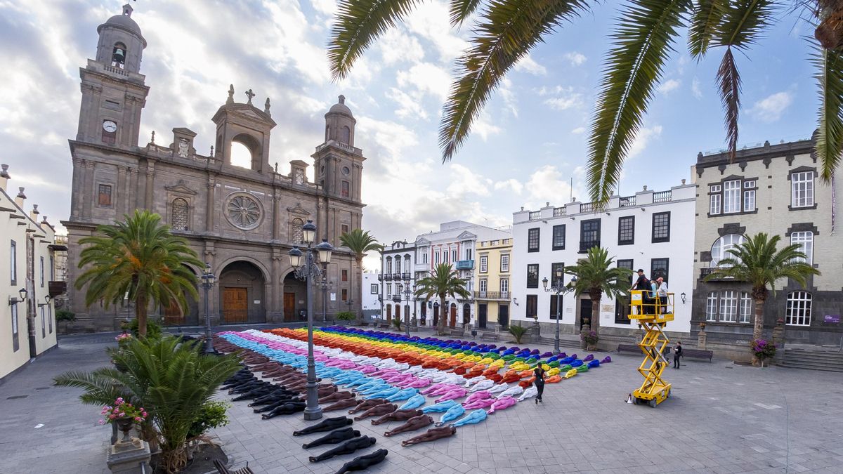 El artista neoyorquino Spencer Tunick rinde homenaje a la comunidad LGTBI en el centro histórico de Las Palmas de Gran Canaria
