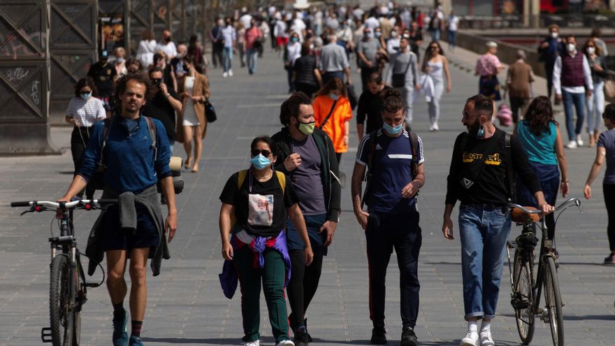 Se disparan los contagios en Cataluña, con una edad media que baja de los 29 años