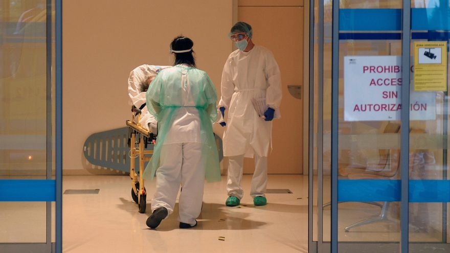 Un médico recibe a un paciente a su llegada a las urgencias respiratorias, zona covid-19, del Hospital Río Hortega de Valladolid. EFE/Nacho Gallego/Archivo