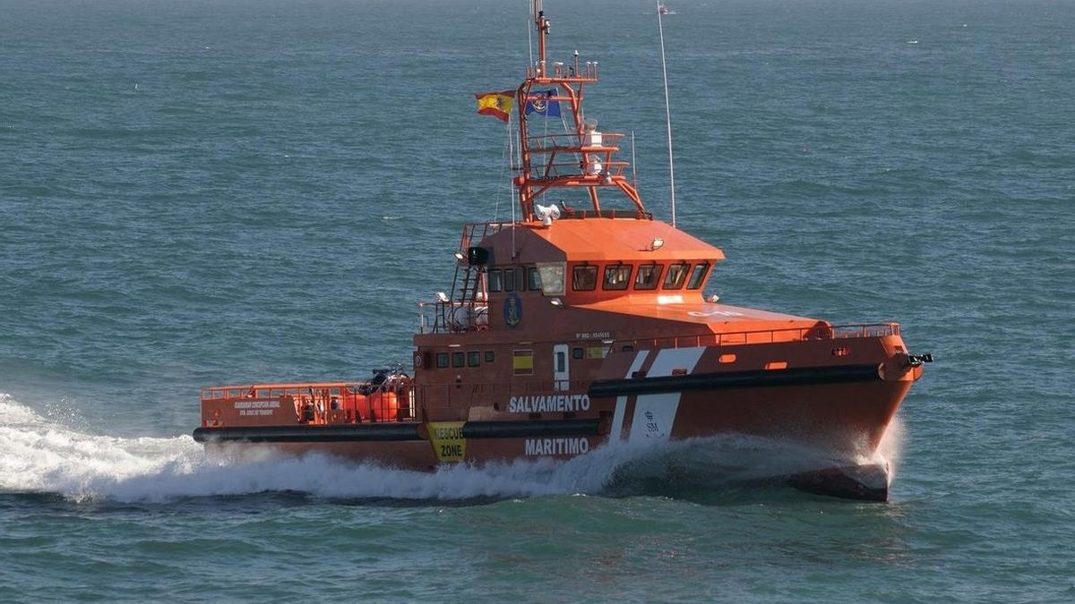 Trasladan a Tarifa a 13 personas rescatadas de una patera