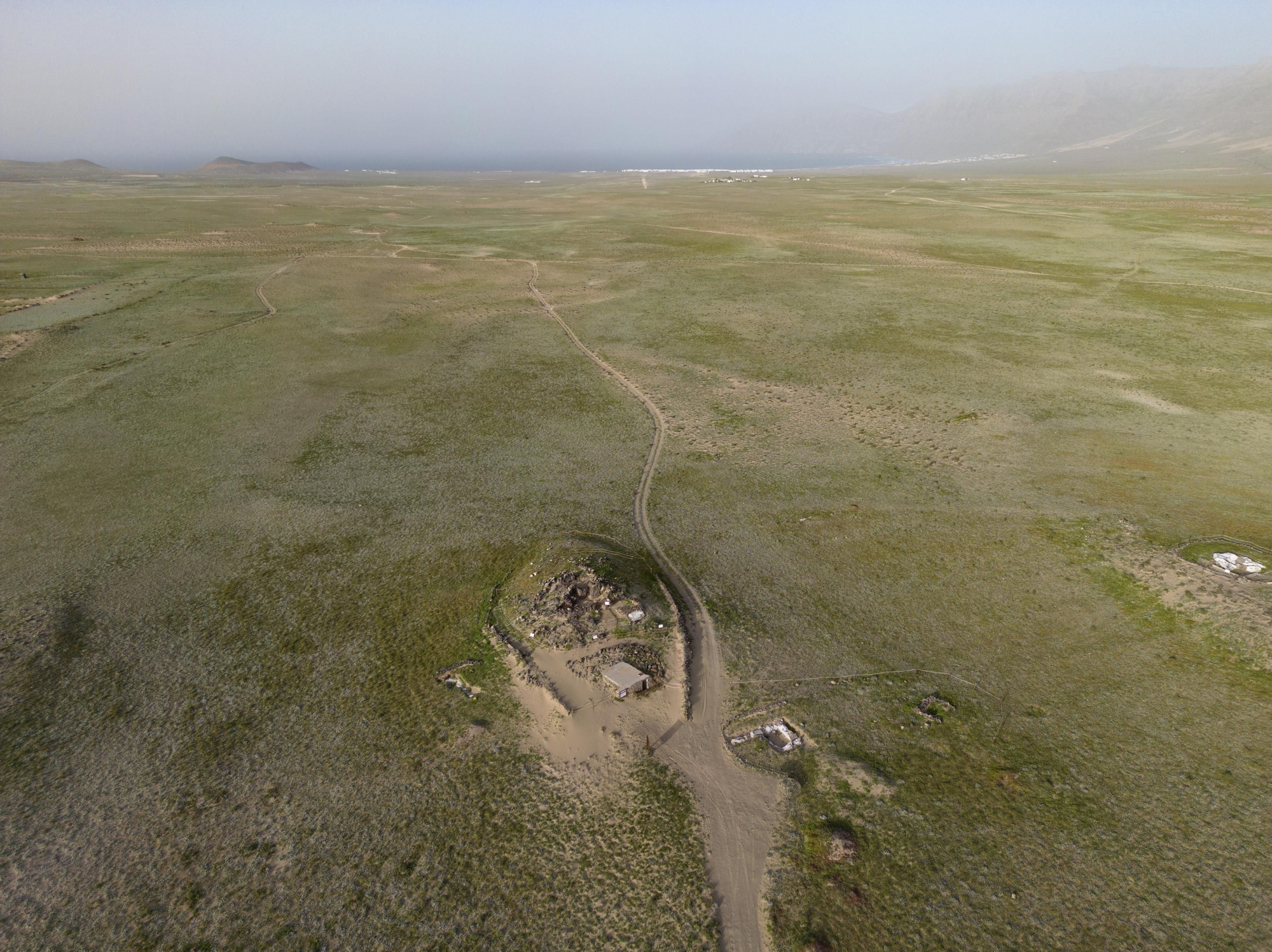 Camino de Fiquinineo, en el oeste de Lanzarote. Data de la época aborigen. En la parte inferior de la imagen, restos del asentamiento prehispánico de Fiquinineo.