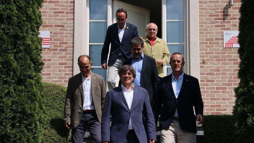 El secretario general de Junts per Catalunya, Jordi Sánchez, y los exconsellers Jordi Turull, Josep Rull y Joaquim Forn visitan a Carles Puigdemont en Waterloo