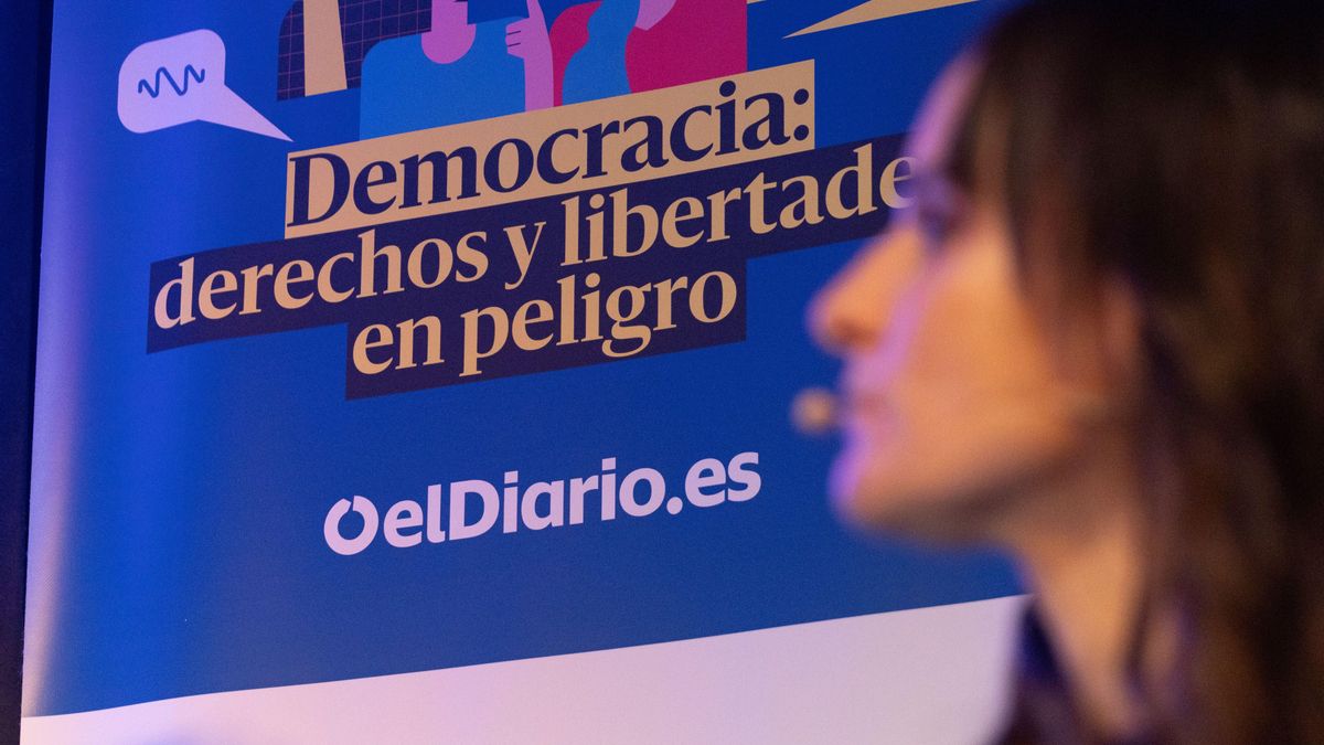 La directora de elDiario.es en Balears, Angy Galvín, con el cartel del evento de fondo.
