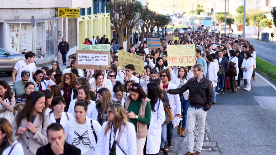 Decenas de médicos durante una concentración convocada por el Sindicato Médico en Cantabria.