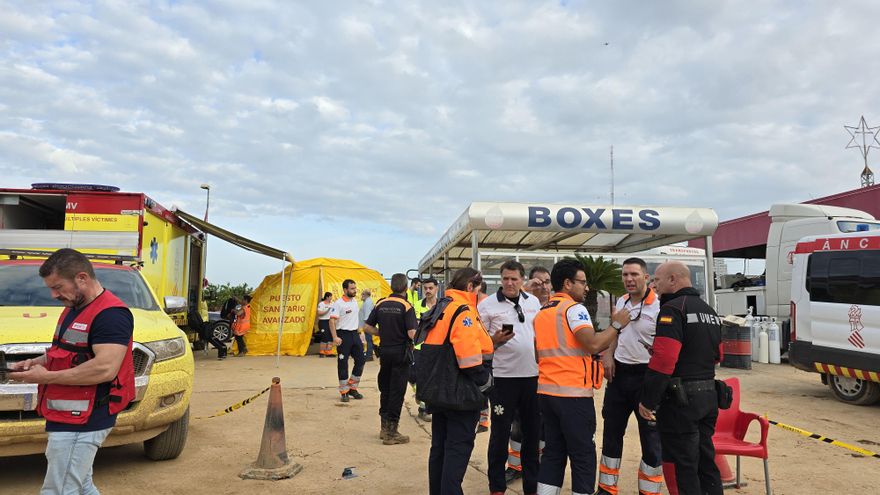 A pie de calle en Paiporta con Emergencias: "Todavía estamos rescatando gente viva atrapada en los bajos"