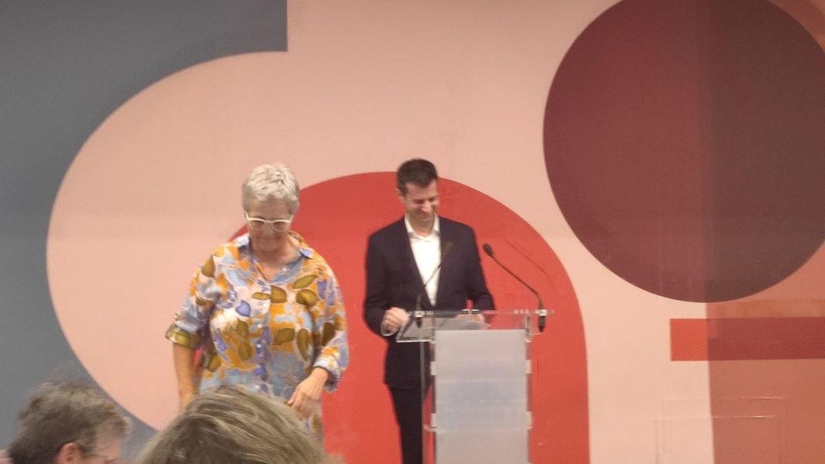 Eva Orúe regresa a su siento emocionada después de que Simond de Galbert, director del Instituto Francés en España, anuncie su distinción como Caballero de las Artes y las Letras de Francia.