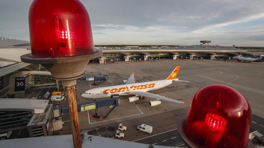 Un avión en el aeropuerto de Moscú, en una fotografía de archivo. EFE/EPA/YURI KOCHETKOV