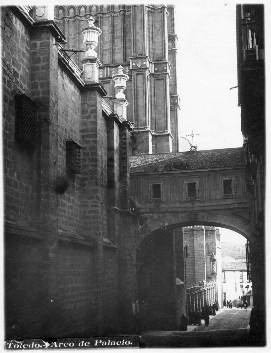 Calle Arco de Palacio, que conecta la Catedral con el Palacio Arzobispal de Toledo. Años 20.