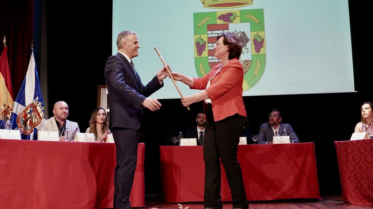 Norberto Padilla (CC) recibe el bastón de mando del Ayuntamiento de Tegueste