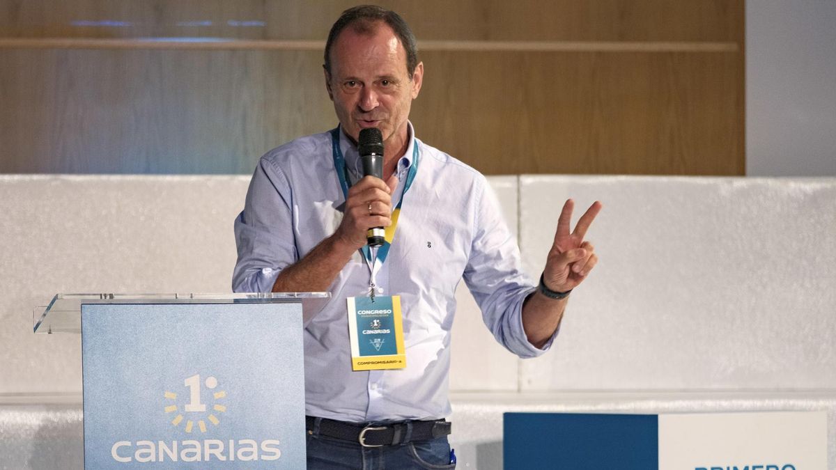 Óscar Hernández, futuro presidente del partido Primero Canarias, interviene en la apertura del congreso. EFE/Ángel Medina G.