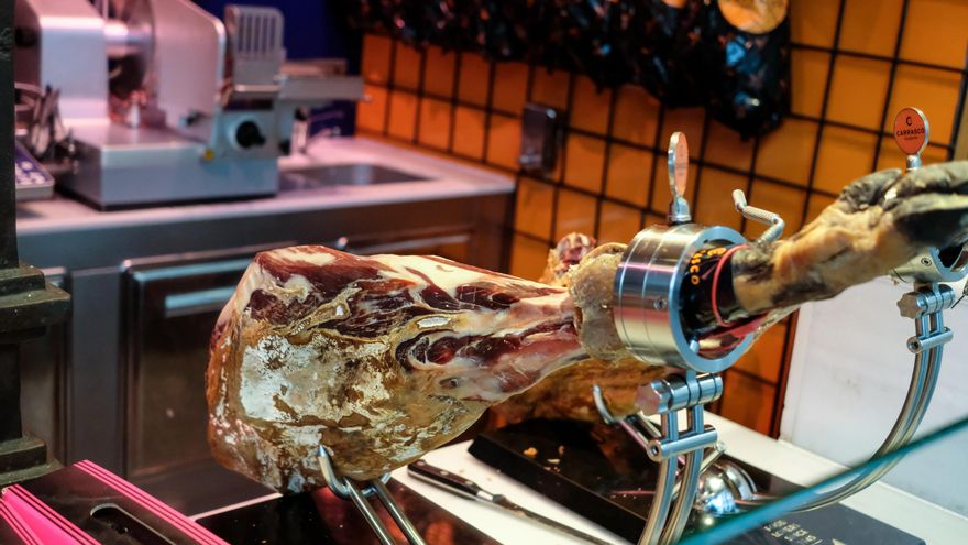 Jamones para los concejales del PP y salchichón para el resto: desigual reparto de cestas navideñas en un pueblo leonés