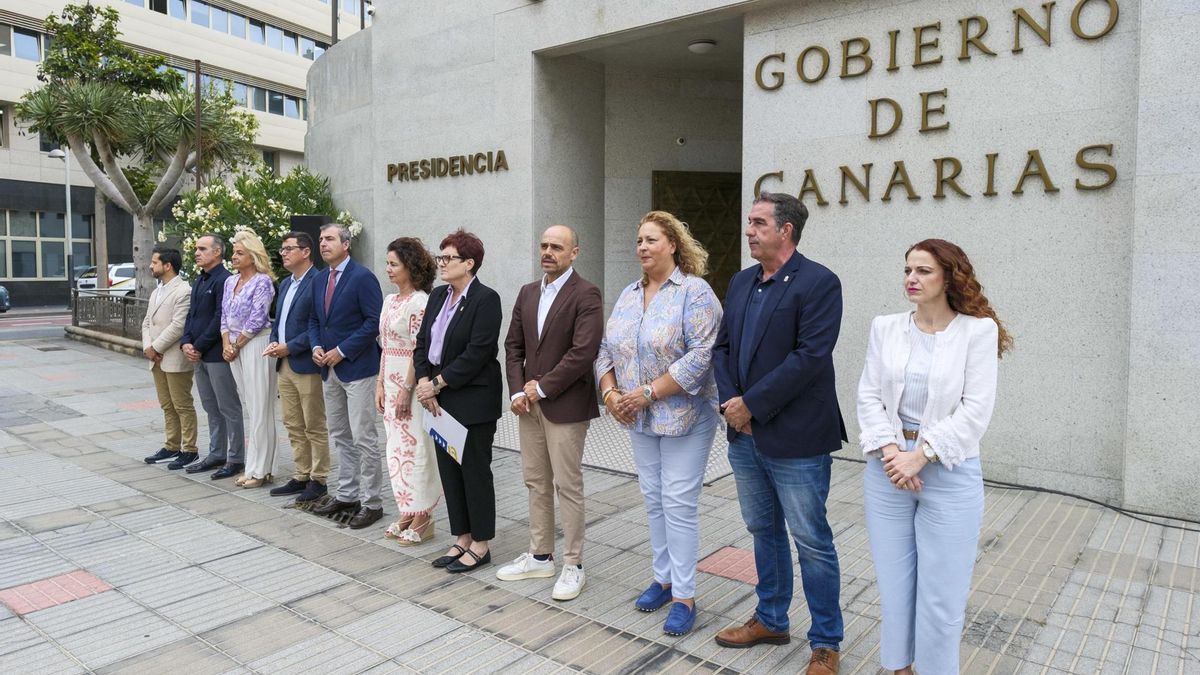 El Gobierno de Canarias ha mantenido este lunes una concentración en memoria de María del Carmen, la mujer asesinada la semana pasada en Las Palmas de Gran Canaria por su pareja, que luego se suicidó. EFE/Ángel Medina G.