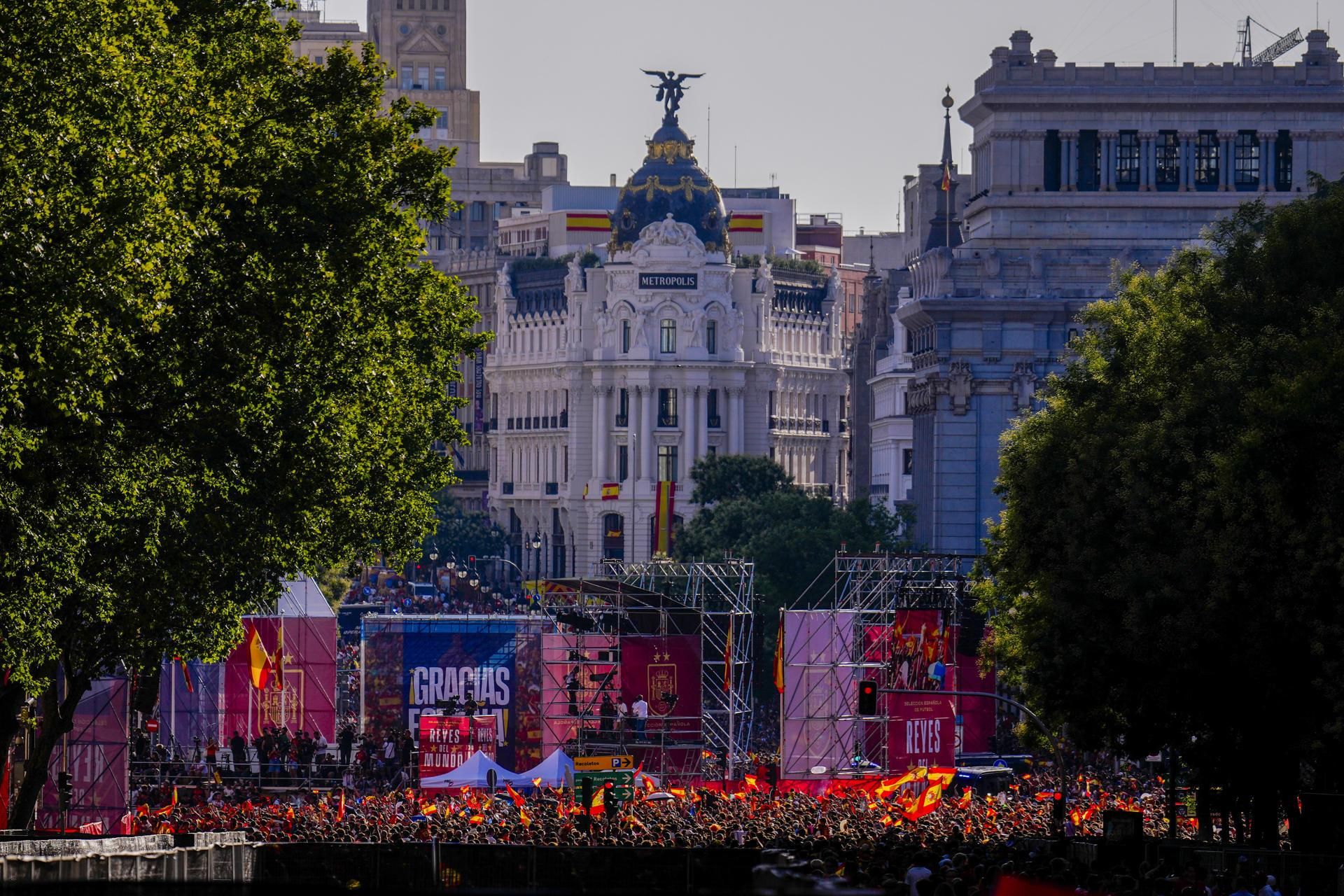 Miles de personas abarrotaba este lunes la calle Alcalá a la espera de la selección