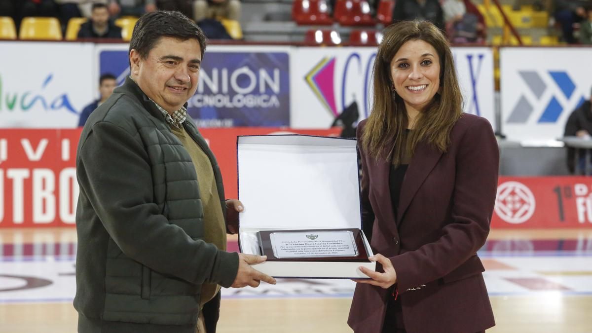 Homenaje a Cristina García antes del Córdoba Patrimonio - Alzira FS