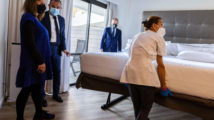 La implantación de camas elevables en hoteles reduciría un 30% la carga lumbar de las kellys