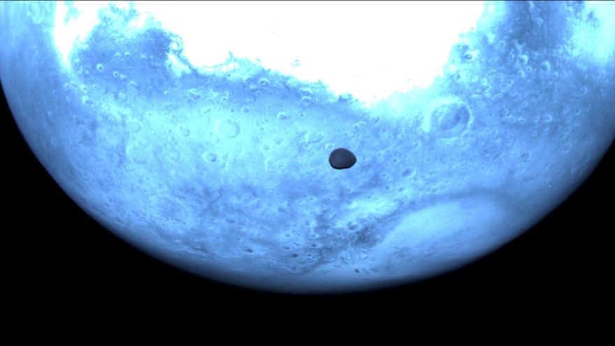 La sonda Hera captura nuevas y "asombrosas" imágenes de la enigmática luna de Marte, Deimos