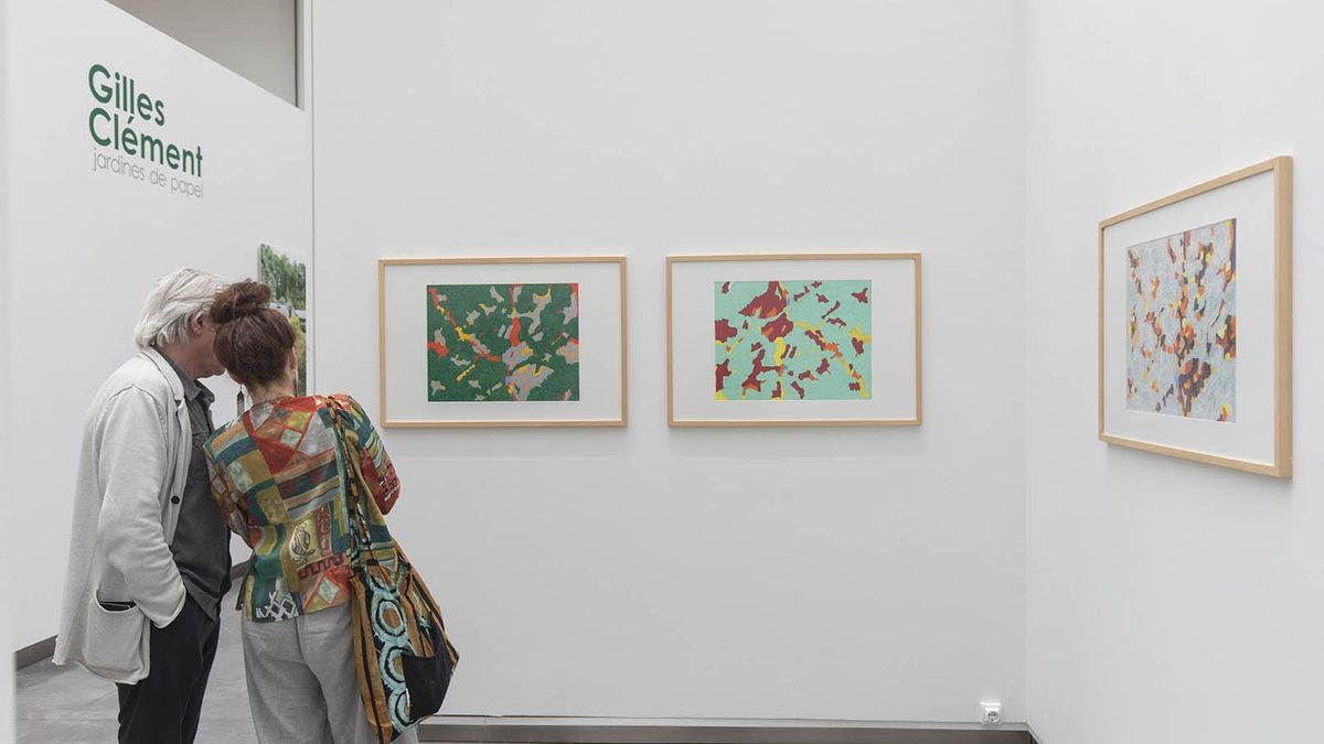 Visitantes de la exposición Gilles Clément. Jardines de papel