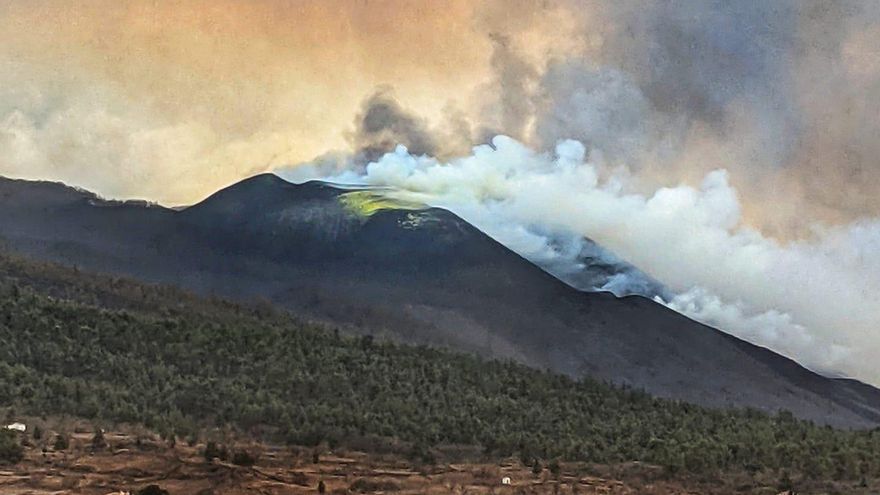 Imagen del volcán del pasado 5 de noviembre con los alrededores del cono  con resto del azufre arrojado.