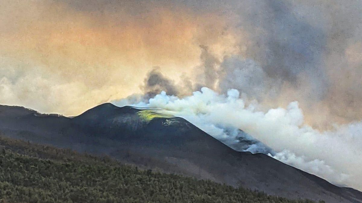 Imagen del volcán del pasado 5 de noviembre con los alrededores del cono  con resto del azufre arrojado.