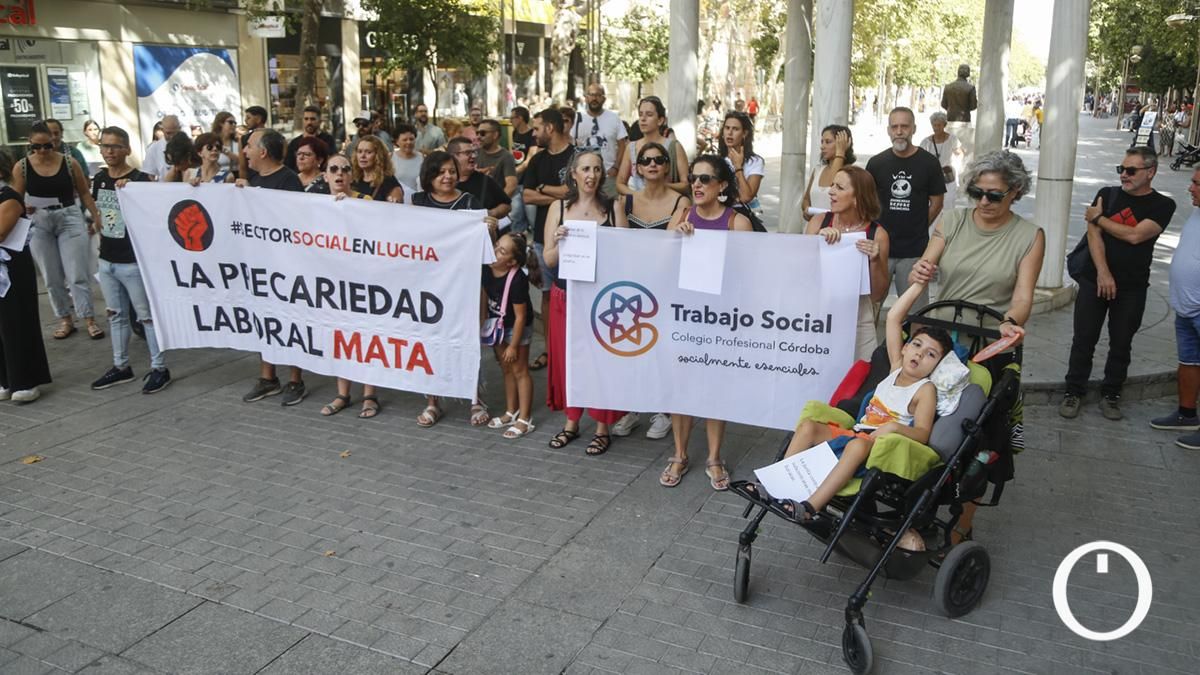 Trabajadores del sector social protestan en Córdoba contra la precariedad y piden más seguridad