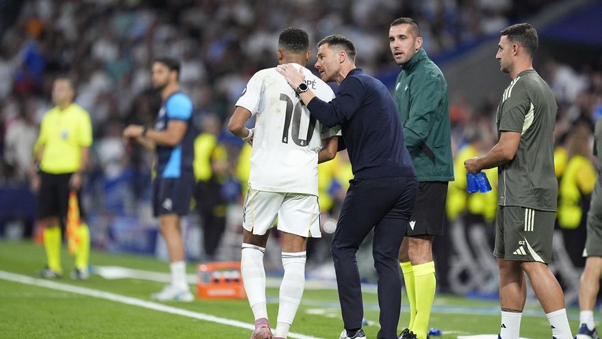 El gesto de Mbappé con Xabi Alonso tras perder la Supercopa que fue la sentencia del vasco como entrenador del Real Madrid