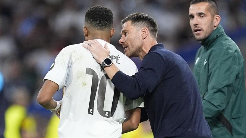 El gesto de Mbappé con Xabi Alonso tras perder la Supercopa que fue la sentencia del vasco como entrenador del Real Madrid