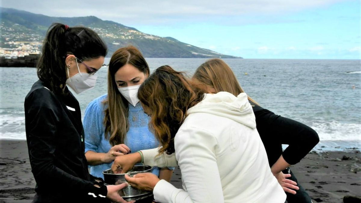 María Rodríguez Acosta  (c), consejera de Medio Ambiente, con investigadora del grupo AChem que realiza un estudio sobre la presencia de microplásticos en especies de la zona intermareal de la Isla.