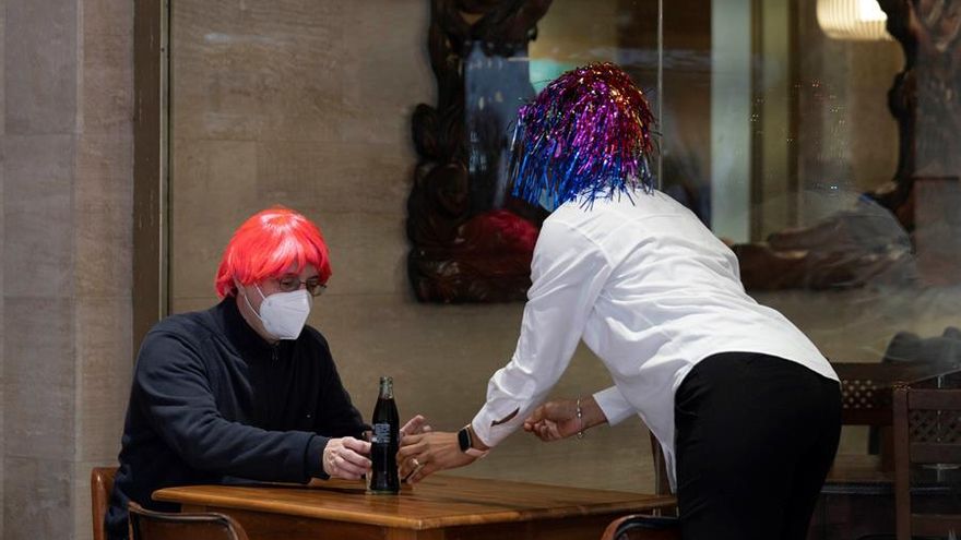 Ciudadanos de Santa Cruz de Tenerife, siguiendo la iniciativa #YoMeMandoLaPeluca