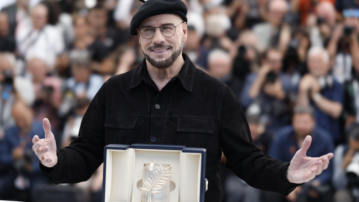 John Travolta con la Palma de Oro honorífica de Cannes