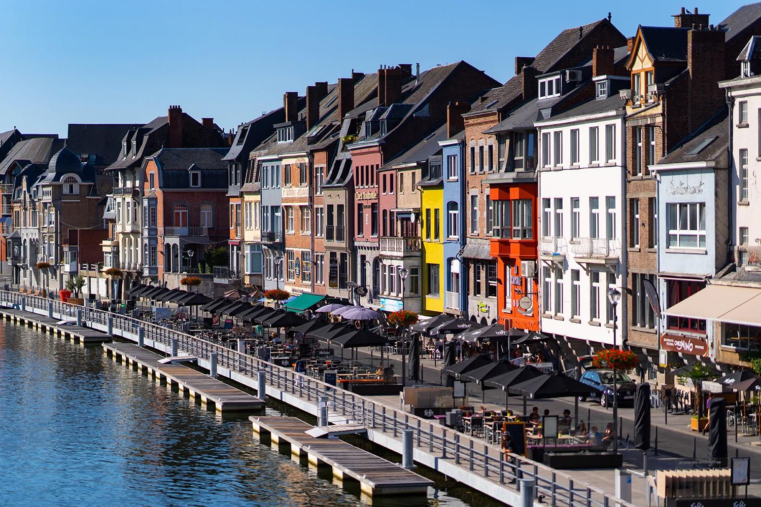Casas de colores a orillas del Mosa. Dinant es una de las ciudades más pintorescas de Valonia.