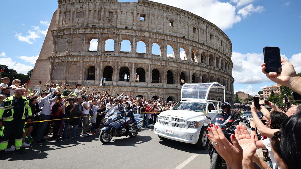 El 'papamóvil' pasa frente al Coliseo de Roma durante el cortejo fúnebre que traslada a Francisco desde San Pedro hasta Santa María la Mayor, la iglesia en la que el pontífice eligió ser enterrado.