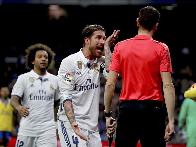 Sergio Ramos protesta al árbitro. EFE/JuanJo Martín