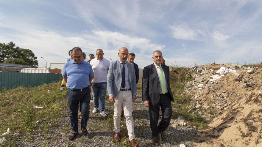 El consejero de Fomento, Ordenación del Territorio y Medio Ambiente, Roberto Media, visita la parcela donde comenzarán las obras de construcción del nuevo punto limpio de Laredo.