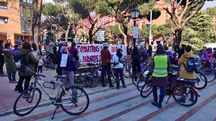 Bicifestación feminista en Madrid 2022 con pancartas