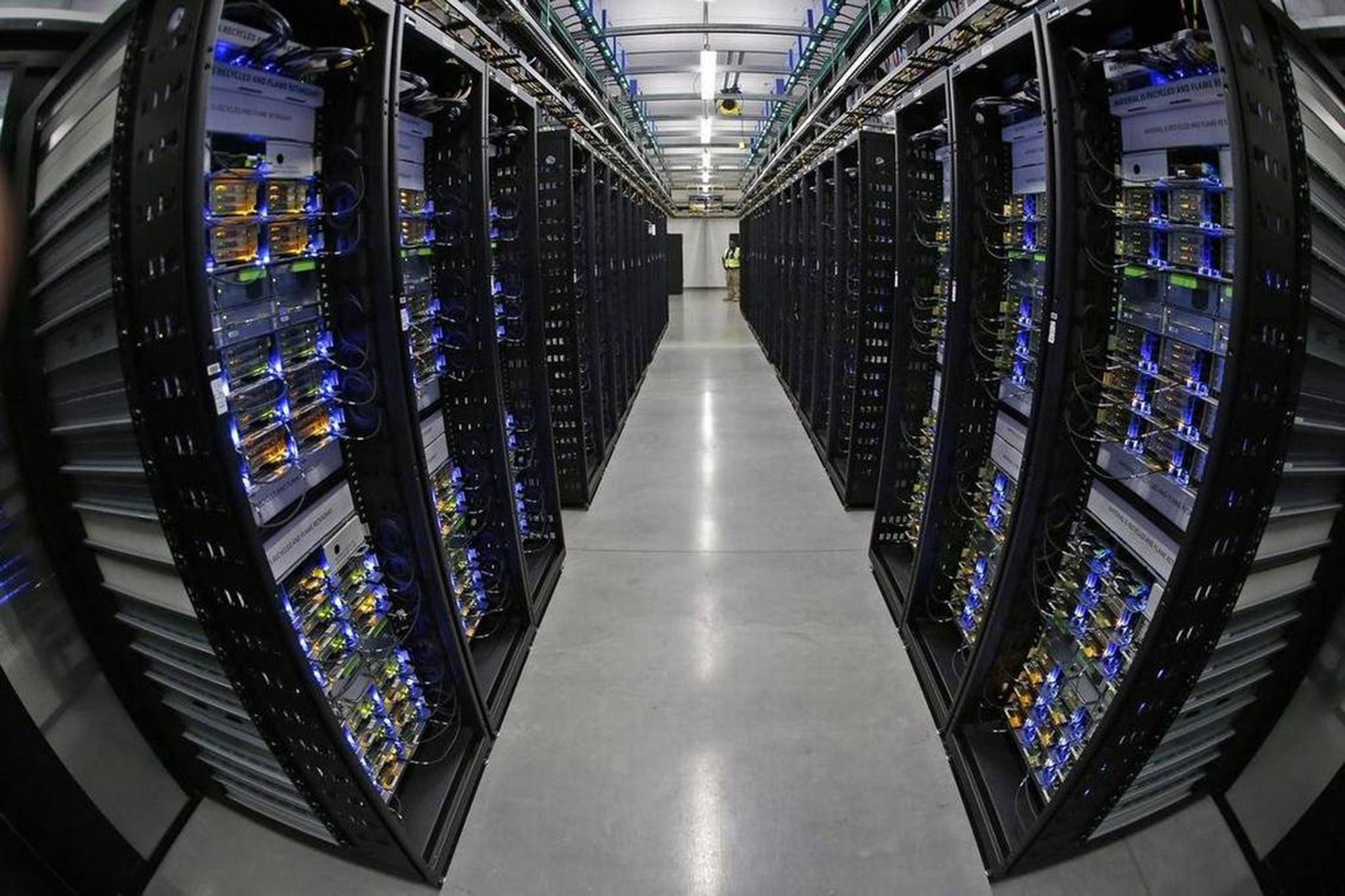 Filas de servidores llenan la sala de datos B del centro de datos de Facebook en Fort Worth, Texas.