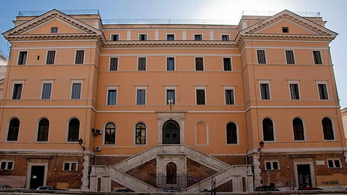 Un grupo de alumnos encuentra una antigua villa romana en el sótano de una escuela secundaria en Roma