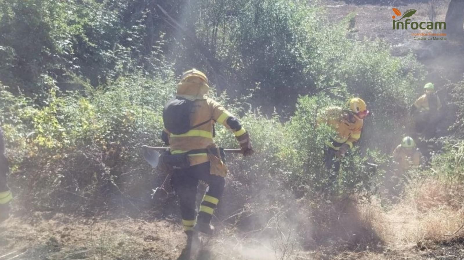 Bomberos forestales trabajando para extinguir el incendio en un paraje de Méntrida (Toledo)
