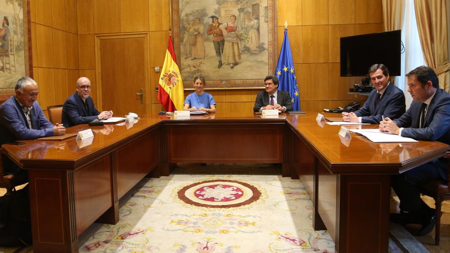 Los ministros de Trabajo y Seguridad Social, Yolanda Díaz y José Luis Escrivá, se reúnen con los secretarios generales de CCOO (Unai Sordo)y UGT (Pepe Álvarez) y con los presidente de CEOE (Antonio Garamendi) y Cepyme (Gerardo Cuerva).